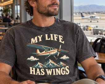 Vintage-Flugzeug-PNG, Luftfahrt-Design „Mein Leben hat Flügel“, Transparente Piloten-Shirt-Grafik
