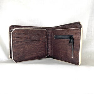 Cartera plegable hecha a mano para hombre hecha de cuero de corcho, personalizable, marrón oscuro, bolsa para monedas con cremallera, abrigo con borde beige, 2 ranuras para identificación