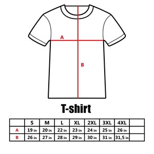 Pu&ograve; includere: Un disegno al tratto in bianco e nero di una t-shirt con linee di misurazione rosse etichettate A e B. Una tabella sottostante elenca le taglie dalla S alla 4XL con le relative misure in pollici per la larghezza A e la lunghezza B.