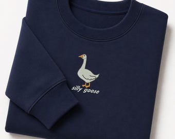 Sweat-shirt brodé Silly Goose | Sweat-shirt drôle d'oie | Sweat-shirt col rond en oie drôle, brodé, cadeau confortable