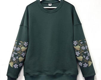 Sweat-shirt brodé de fleurs sauvages, col rond à fleurs, sweat-shirt cottagecore, broderie botanique, cadeau pour elle, pull esthétique confortable