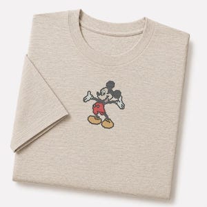 Maglietta ricamata di Topolino, T-shirt con Topolino dei cartoni animati, Maglietta retrò con Topolino ricamato, Maglietta per viaggi in famiglia, Regalo per gli amanti di Topolino immagine 3