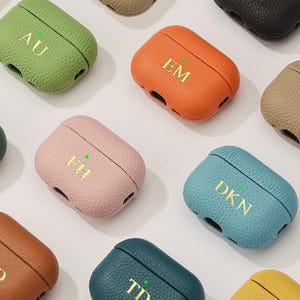 Custodia in vera pelle personalizzata per AirPods Pro 1, 2, 3 e 1, 2, 3, 4, custodia in pelle premium con monogramma per AirPods Pro3, custodia per AirPods con incisione personalizzata