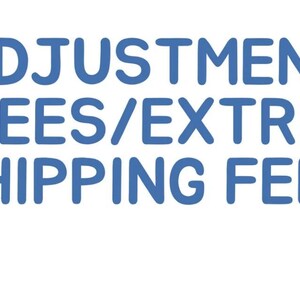 Op de afbeelding: Blauwe tekst op een witte achtergrond met de tekst "ADJUSTMENT FEES/EXTRA SHIPPING FEES". De tekst is vetgedrukt en in een schreefloze lettertype.