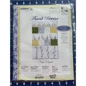 Puede incluir: Un kit de edredón Floral Breeze con un diseño de vid. El kit incluye formas de tela precortadas para un fácil montaje. La parte superior del edredón terminado mide 208 cm x 231 cm e incluye 12 kits fáciles más un kit de ajuste. El paquete presenta el logotipo "Quilt Blocks Collection".