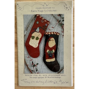 Peut inclure: Un patron imprimé pour deux bas de Noël en feutre de laine de 50 cm. L'un est rouge avec un motif de bonhomme de neige et le texte "dreams come true tonight". L'autre est noir avec un motif de Père Noël.