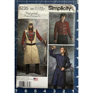 Puede incluir: Patrón de costura Simplicity 8235 para tallas 46-52. El sobre muestra tres diseños de disfraces: una túnica beige con capucha y correas negras, una chaqueta roja con hebillas negras y un abrigo largo azul estampado. Incluye texto e imágenes.