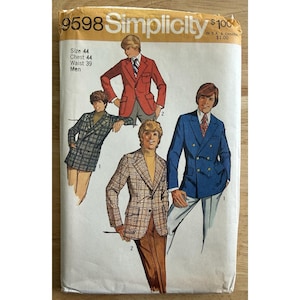 Könnte beinhalten: Ein Simplicity-Schnittmusterumschlag, Nummer 9598, mit Illustrationen von vier Blazer-Stilen. Der Text enthält 'Size 44', 'Chest 44', 'Waist 39' und 'Men'. Die Blazer sind in Rot, Blau und mit Karomustern sowie verschiedenen Revers- und Knopfdetails dargestellt.