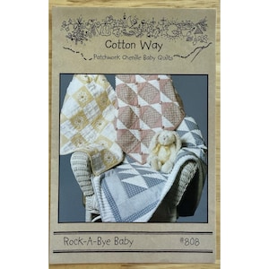 Puede incluir: Imagen de un patrón para "Cotton Way Patchwork Chenille Baby Quilts". La imagen muestra una silla de mimbre blanca cubierta con tres edredones para bebés en varios patrones y colores, incluyendo amarillo, rosa y azul. Un conejito de peluche está sentado en la silla. El texto "Rock-A-Bye Baby" está en la parte inferior.