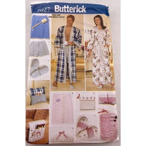 Pode incluir: Um envelope de padrão de costura Butterick com imagens de roupa de dormir e acessórios. O padrão inclui um roupão xadrez azul e branco, um roupão floral, calções, chinelos e uma almofada com bolsos. O envelope tem o número 5027.