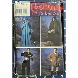 Könnte beinhalten: Ein Vintage-Schnittmuster für Kostüme mit vier verschiedenen Designs. Auf dem Cover steht "Costumes for teens & adults" und es zeigt Bilder von Kapuzenroben und anderen Outfits. Das Schnittmuster ist von Andrea Schewe.