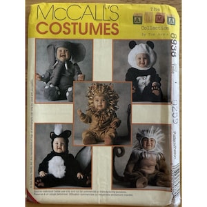 Könnte beinhalten: Ein McCall's Kostüm-Schnittmuster mit Babykostümen. Das Schnittmuster enthält Designs für einen Elefanten, einen Panda, einen Löwen, ein Stinktier und ein löwenartiges Kostüm. Das Schnittmuster ist von Tom Arma und hat die Nummer 8938.