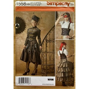 Puede incluir: Patrón de costura Simplicity 1558 con diseños steampunk. El patrón incluye una chaqueta, una falda y un corsé. La imagen principal muestra a una mujer con una chaqueta oscura, una falda a rayas y botas. Talla U.S. 6,8,10,12 y Euro 32-38.