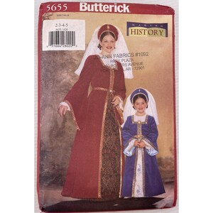 Może przedstawiać: Koperta z wykrojem do szycia Butterick przedstawiająca dwa kostiumy w stylu średniowiecznym. Kostium dla dorosłych to długa, bordowa suknia ze złotymi wykończeniami i pasującym nakryciem głowy. Kostium dla dziecka to niebieska szata z białymi i złotymi akcentami.
