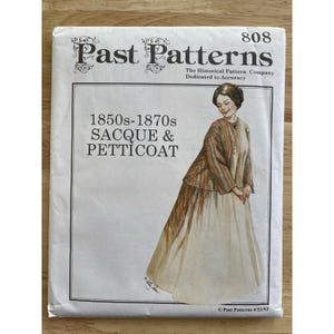 Puede incluir: Un patrón de costura vintage de "Past Patterns" para un vestido Sacque y Enagua de los años 1850-1870, número de patrón 808. La portada muestra un dibujo de una mujer con un vestido largo. El texto es negro sobre fondo blanco.