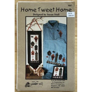 Könnte beinhalten: Ein Bastelmuster mit dem Titel "Home Tweet Home" von Susan Stull. Das Design zeigt Vogelhäuser und Vögel auf einem Jeanshemd und einem schwarzen Banner. Das Muster enthält ein kleines Vogelhaus aus Holz und ein gerahmtes Bild von Vogelhäusern.