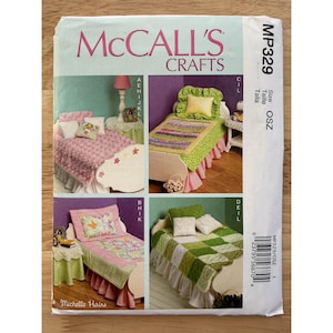 Peut inclure: Patron de couture McCall's Crafts MP329. Le patron présente quatre modèles de couvre-lits différents avec des oreillers et des jupes de lit assortis. Les modèles comprennent des détails floraux, patchwork et à volants. Le patron est de Michelle Hains.