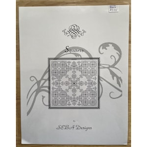 Op de afbeelding: Een wit papier met het woord "Squares" in een decoratief lettertype. Het ontwerp heeft een centraal vierkant met een ingewikkeld bloemmotief, omringd door vier kleinere vierkanten. De woorden "by SEBA Designs" staan onderaan.