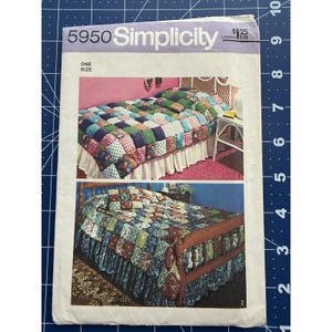 Op de afbeelding: Simplicity naaipatroon 5950 met twee sprei-ontwerpen. De omslag toont kleurrijke patchwork quilts op bedden met gefranjerde bedrokken. Het patroon bevat de tekst "ONE SIZE" en de prijs.