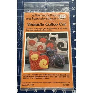 Può includere: Un pacchetto per un modello patchwork e istruzioni per un gatto calico versatile. Il modello include istruzioni per un scaldino per tè, fermaporta, fermalibri, cuscino o giocattolo. Le dimensioni finite sono circa 24,1 cm x 27,9 cm e 10,8 cm x 12,7 cm.