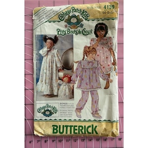 Op de afbeelding: Vintage Butterick naaipatroon voor Cabbage Patch Kids outfits. Het patroon bevat illustraties van nachthemden en pyjama's voor kinderen. Het patroon bevat de tekst "Cabbage Patch Kids" en "P'tits Bouts de Choux". De patroongrootte is 4-5-5.