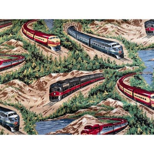 Może przedstawiać: Wzór tkaniny przedstawiający wiele kolorowych pociągów wijących się przez górzysty krajobraz. Pociągi są czerwone, żółte, czarne i srebrne, ze szczegółami takimi jak okna i reflektory. Tło obejmuje drzewa, wodę i tunel.