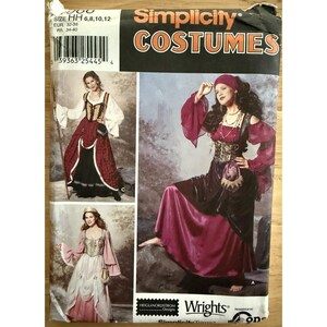Può includere: Modello di cucito Simplicity Costumes con tre abiti in stile rinascimentale. Gli abiti includono gonne lunghe, corpetti e vari stili di maniche. Il modello include le taglie 6, 8, 10 e 12.
