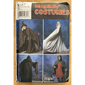 Könnte beinhalten: Eine Simplicity Costumes Schnittmusterhülle, Nummer 887, mit vier Varianten von Kapuzenumhängen und Roben. Die Verpackung zeigt Illustrationen von Kostümen in Braun, Weiß, Schwarz und Grün, mit den auf der Vorderseite aufgeführten Größen XS, S, M, L und XL.