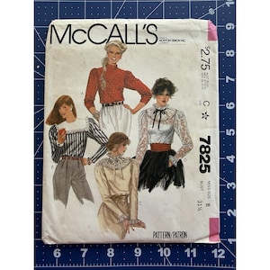 Op de afbeelding: Vintage McCall's naaipatroon envelop met illustraties van vier blouses. De envelop is wit met het McCall's logo en patroonnummer 7825. De borstomvang is 80 cm.