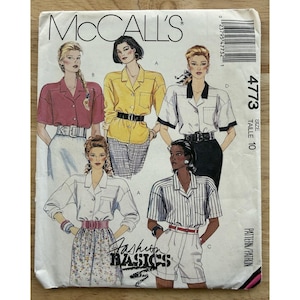 Może przedstawiać: Zabytkowy wzór szycia McCall's, przedstawiający ilustracje koszul i szortów damskich. Okładka wzoru przedstawia różne style koszul w różnych kolorach, w tym czerwonym, żółtym i białym. Tekst "McCall's" i "Fashion Basics" są wyraźnie widoczne.
