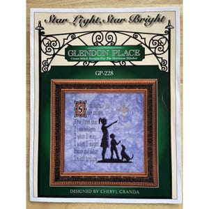 Puede incluir: Diseño de punto de cruz titulado "Star Light, Star Bright" de Glendon Place. El diseño presenta una imagen enmarcada con una silueta de madre, niño y perro mirando las estrellas. El texto incluye el título y un poema. El diseño es de Cheryl Granda.