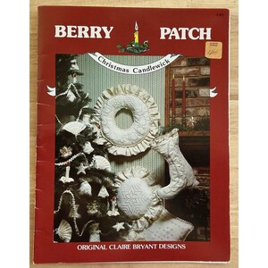 Può includere: Un libretto di modelli artigianali rosso intitolato BERRY PATCH Christmas Candlewick con disegni originali di Claire Bryant. La copertina mostra un albero di Natale decorato con ornamenti in candlewick bianco, una ghirlanda, una calza e un cuscino.