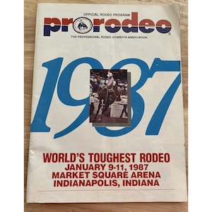 Puede incluir: Una portada de programa de rodeo vintage con la palabra "prorodeo" en rojo y azul. El año "1987" se muestra en grandes números azules. La portada también incluye el texto "WORLD'S TOUGHEST RODEO" y detalles del evento.