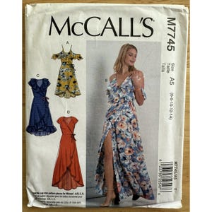Könnte beinhalten: McCall's Schnittmuster M7745 für Damenkleider. Das Schnittmuster enthält vier Kleiderdesigns, darunter ein Wickelkleid und ein Maxikleid mit Blumendruck. Größe A5 (6-8-10-12-14) ist auf der Verpackung angegeben.