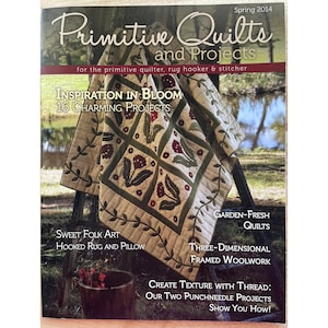 Puede incluir: Portada de la revista "Primitive Quilts and Projects" de la primavera de 2014. Muestra un edredón con diseños florales en verde, rojo y beige. El texto incluye "Inspiration in Bloom" y "Sweet Folk Art". Para aficionados al patchwork.