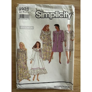 Könnte beinhalten: Ein Simplicity-Schnittmusterumschlag, Nummer 9928, Größe A (PT-XL). Die weiße Papierverpackung zeigt Illustrationen von vier verschiedenen Nachthemden und Morgenmänteln mit Blumen- und Unimustern, einschließlich langer Ärmel und Rüschendetails.