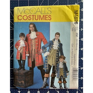 Può includere: Un pacchetto di modelli di cucito McCall's Costumes con illustrazioni di costumi storici. Il pacchetto mostra cappotti rossi e blu con camicie bianche a balze. La taglia è XM (Sml-Med-Lrg).