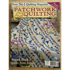 Puede incluir: La portada de la revista "Australian Patchwork & Quilting" presenta un diseño de edredón colorido. El texto en la portada incluye "Bright Beauties" y "Sneak Peek - quilts from Japan". La revista tiene 148 páginas.