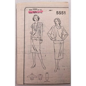 Może przedstawiać: Wzór szycia w stylu vintage z ilustracjami dwóch damskich strojów: zestawu topu i spódnicy. Wzór zawiera informacje o rozmiarze, z podanymi rozmiarami HH (6-12) i NN (10-16). Numer wzoru to 5551.