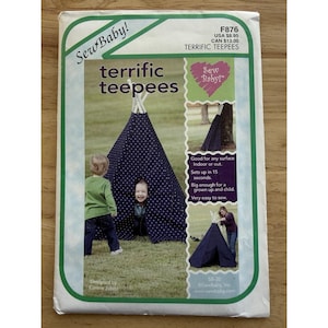 Könnte beinhalten: Ein Schnittmuster für "terrific teepees" mit einem marineblauen Polka-Dot-Tipi-Design. Die Verpackung zeigt Kinder, die im Tipi spielen. Der Text auf der Verpackung enthält "Sew Baby!" und "Sehr einfach zu nähen."