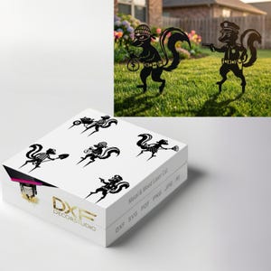Peut inclure: Art de jardin en métal noir représentant des moufettes. L'une est un voleur avec un sac d'argent, l'autre un policier avec un pistolet. La boîte présente divers motifs de moufettes, avec le texte "DXF Decorstudio" et "Metal & Wood Laser Cut".