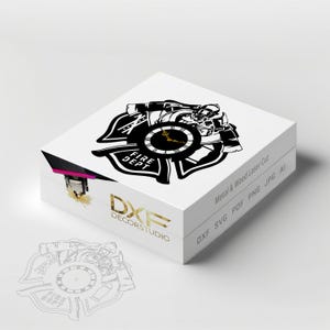 Puede incluir: Una caja blanca con un diseño de bombero en negro y dorado. El diseño incluye una esfera de reloj y las palabras "FIRE DEPT". La caja también presenta el texto "DXF DECORSTUDIO" y "Metal & Wood Laser Cut."