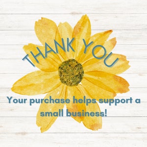 以下が含まれることがあります： 白い木製の背景に、青い文字で「THANK YOU」と「Your purchase helps support a small business!」が書かれた、黄色い水彩画のひまわり。