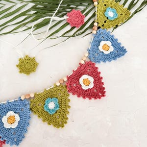 Ghirlanda all'uncinetto fatta a mano per la cameretta dei bambini: adorabile decorazione da parete per la cameretta dei neonati.