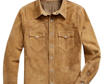 Peut inclure: Une chemise en daim de couleur beige avec un design Western classique. La chemise présente un col pointu, deux poches de poitrine avec des rabats décoratifs et des fermetures à boutons-pression. Les manches longues ont des poignets boutonnés.