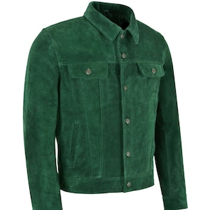 Op de afbeelding: Een groen suède jack met een knoopsluiting en twee klepzakken.