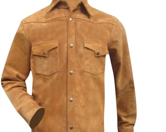 Peut inclure: Une chemise en daim de couleur beige avec des manches longues, une fermeture boutonnée et deux poches de poitrine. La chemise a un col classique et des poignets boutonnés. Le vêtement est fait d'une matière douce et texturée.