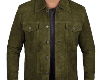 Puede incluir: Una chaqueta de ante verde con cierre de botones y dos bolsillos de solapa.