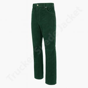 Puede incluir: Pantalones de ante verde con un diseño clásico de cinco bolsillos. Los pantalones tienen cierre de botón y cremallera, y presentan un corte de pierna recta. El material de ante tiene un aspecto suave y texturizado.