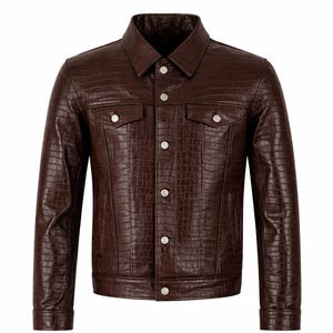 Puede incluir: Chaqueta de cuero marrón con textura de piel de cocodrilo. La chaqueta tiene un cuello clásico, dos bolsillos en el pecho y botones plateados. El diseño de la chaqueta es un estilo atemporal.